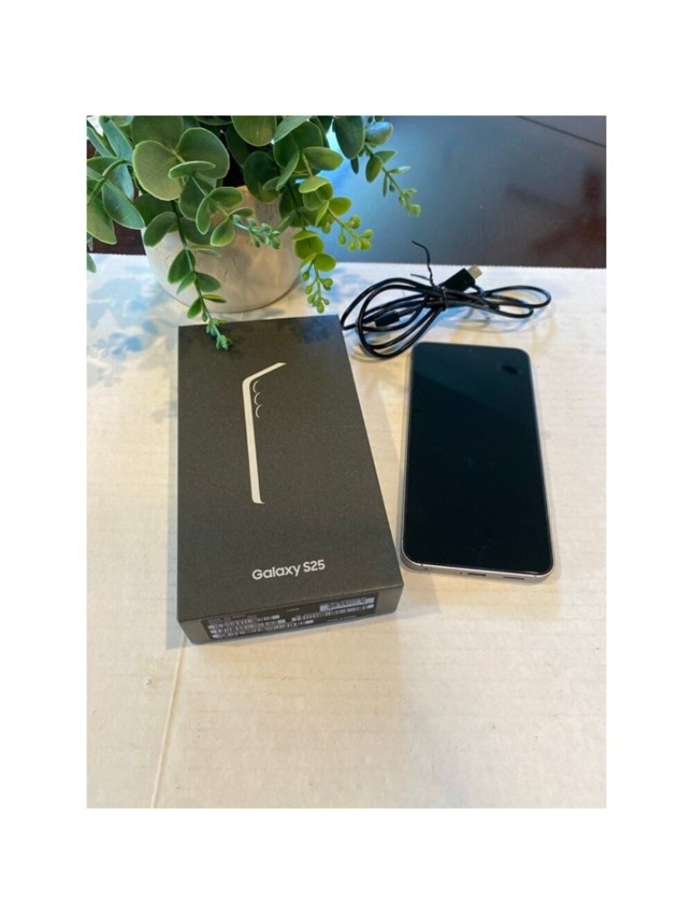 Samsung Galaxy S25 Model SM-S931U- Like New Phone
